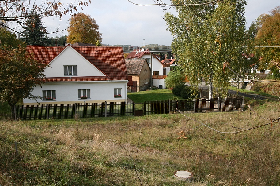 Bývalé sídlo MNV a náves.jpg